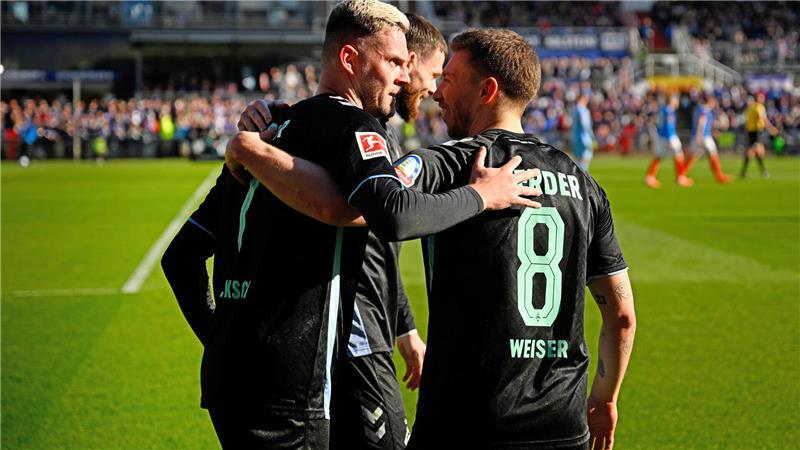 Werder vor Endspurt: Traumtore und neues Selbstbewusstsein Bremens Mitchell Weiser und Torschütze Marvin Ducksch sind in Jubellaune.