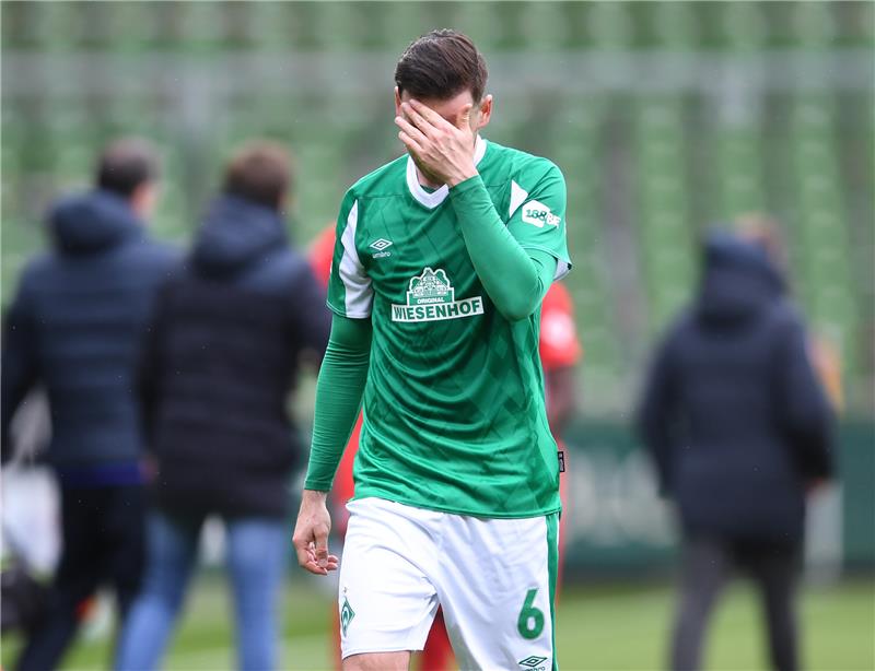 Bremens Mittelfeldspieler Kevin Möhwald nach einem verlorenen Spiel. Foto: Carmen Jaspersen/dpa