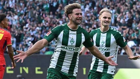 Bremens Niclas Füllkrug freut sich nicht unbedingt über das Pokallos.