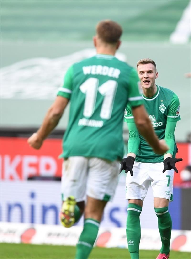 Bremens Niclas Füllkrug jubelt mit Marvin Ducksch (rechts) über sein Tor zum 1:0. Foto: Carmen Jaspersen/dpa