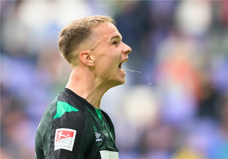 Werders Schmidt: Bei Spielen darf Freundin „nicht stören“ Bremens Niklas Schmidt jubelt. Foto: Robert Michael/dpa