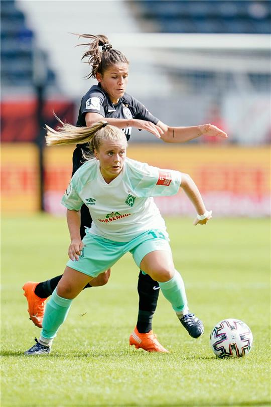 Bremens Ricarda Walkling (vorne) und Frankfurts Laura Feiersinger kämpfen um den Ball.  Foto: Uwe Anspach/dpa -