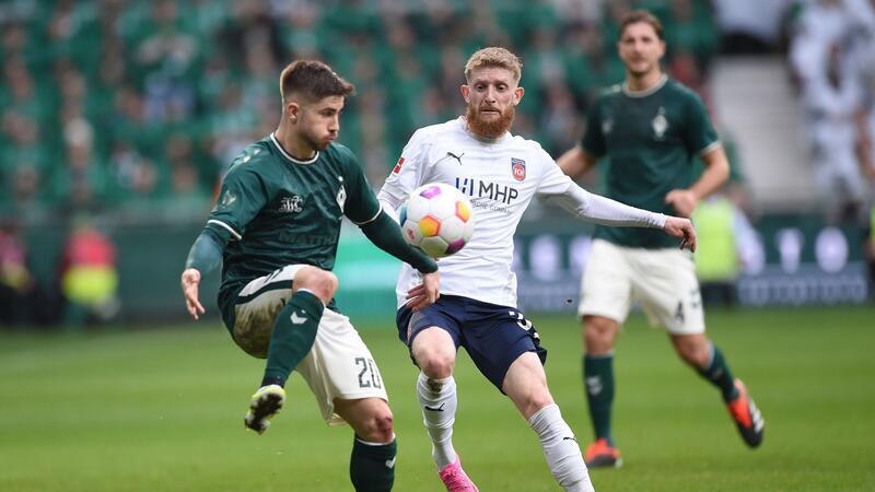 Fan-Proteste in der Bundesliga - Union-Partie vor Abbruch Bremens Romano Schmid (l) behauptet den Ball gegen Heidenheims Jan-Niklas Beste.