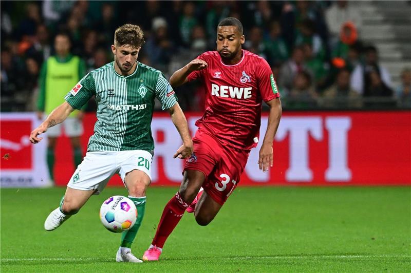 Joker Njinmah trifft: Bremen verschärft Kölner Krise Bremens Romano Schmid (l) und Kölns Linton Maina kämpfen um den Ball.