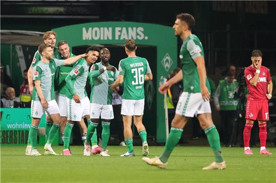 Bremens Spieler feiern nach dem Spiel.
