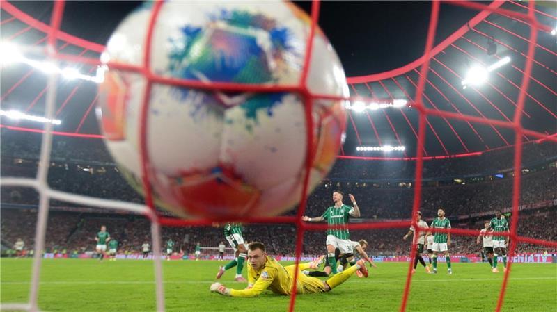 Bremens Torhüter Karl Hein kann den Treffer zum 2:0 durch Münchens Kane nicht halten.