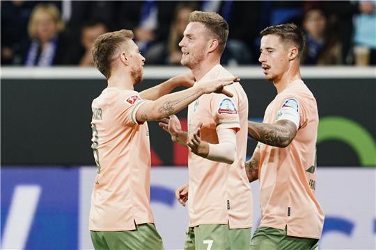 Bremens Torschütze Marvin Ducksch (M) jubelt mit Mannschaftskollegen über das Tor zum 0:1. Foto: Uwe Anspach/dpa