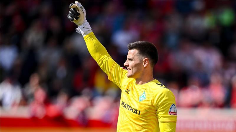 Werder-Frust nach Pokal-Aus: „Alarmglocken sind sehr an“ Bremens Torwart Michael Zetterer steht vor einem Wechsel nach Frankfurt.