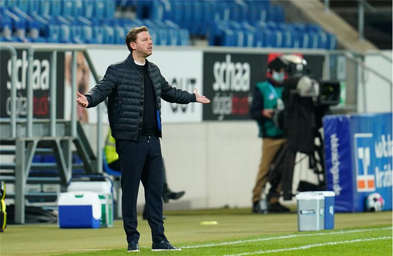 Bremens Trainer Florian Kohfeldt wirkt ratlos. Foto: Uwe Anspach/dpa