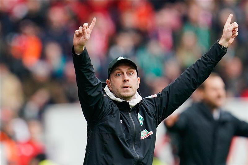 Bremens Trainer Ole Werner gestikuliert. Foto: Uwe Anspach/dpa