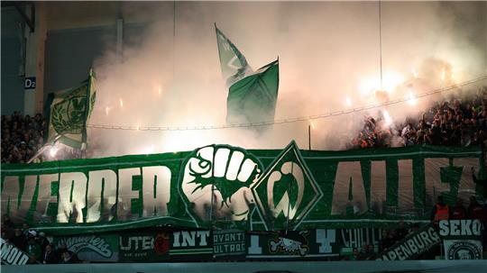 Bremer Fans lassen gerne mal Rauch aufsteigen - nicht nur durch weitestgehend verbotene Pyrotechnik. Auch das Rauchen von Zigaretten im Weserstadion gehört für viele Fans dazu. Doch damit soll Schluss sein, finden die Bremer. Foto: Friso Gentsch/dpa