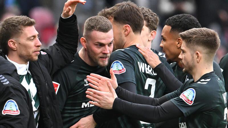 Siegtreffer nach zwei Minuten – aber Werder Bremen muss kämpfen Bremer Spieler jubelt nach dem Treffer zum 0:1 durch Marvin Ducksch (2.v.l) von Bremen.