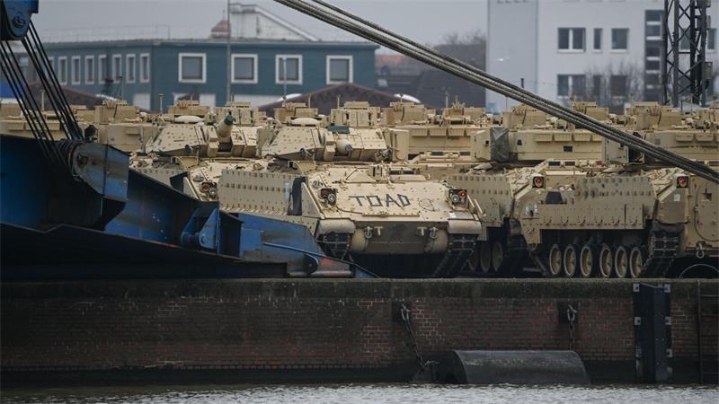 Wo die Marine stationiert ist - und wo sie investieren will Bremerhaven ist seit Jahrzehnten Nato-Drehkreuz, nun soll der Hafen dafür modernisiert werden. (Archivfoto)
