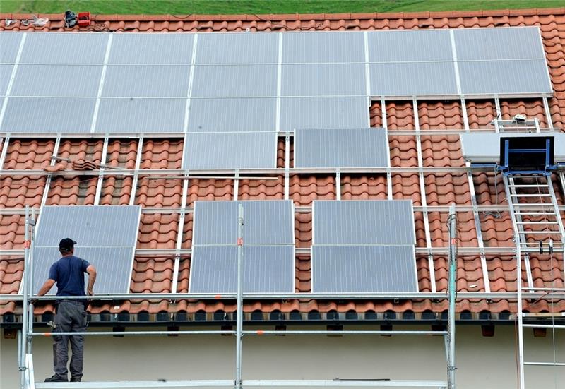 So gibt es Geld für Solaranlagen - Tipps und Regeln zur Förderung Bremerhaven unterstützt Hausbesitzer bei der Anschaffung von Photovoltaik-Anlagen. Vier Millionen Euro sind im Fördertopf. Foto: dpa (Symbolbild)
