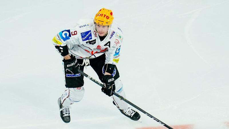 Bremerhaven vor erstmaligem DEL-Halbfinal-Einzug Bremerhavens Jan Urbas spielt den Puck.