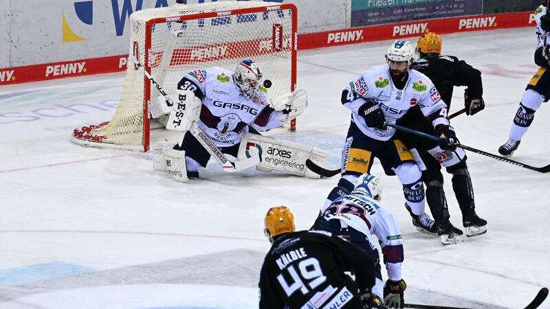 Bremerhaven legt vor: Berlin verliert erstes DEL-Finalspiel Bremerhavens Lukas Kälble (l) erzielt das Tor zum 1:2 gegen Berlins Torwart Torwart Jake Hildebrand.