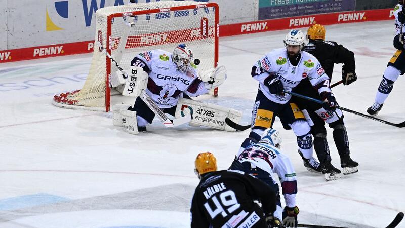 Bremerhavens Lukas Kälble (l) erzielt das Tor zum 1:2 gegen Berlins Torwart Torwart Jake Hildebrand.