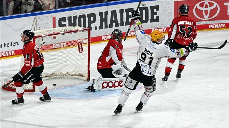 5:2 in Köln: Bremerhaven wahrt kleine Halbfinal-Chance Bremerhavens Miha Verlic bejubelt ein Bremerhavener Tor