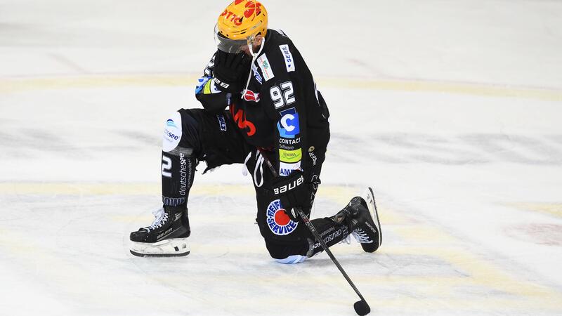 Bremerhavens Philip Rosa-Preto enttäuscht auf dem Eis.