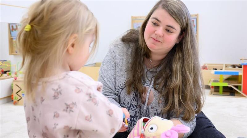Personalnot in Kitas: Hilfe von Erzieherinnen aus Spanien Brenda Hornos Justicia hat schon in Barcelona als Erzieherin gearbeitet, jetzt betreut sie Ein- bis Dreijährige in Niedersachsen.