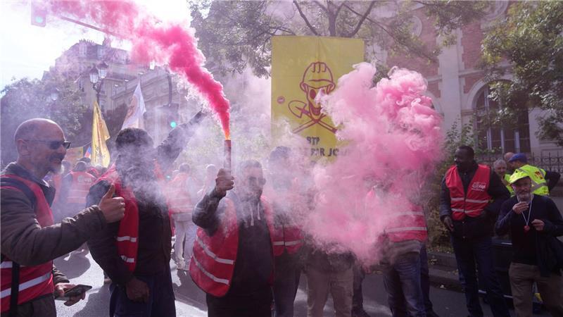 Brennende Fackeln in Colmar: Gewerkschaften protestieren lautstark gegen Sparpläne