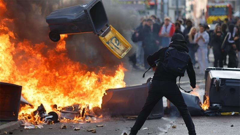 Brennende Wut: Bei Schulprotesten in Frankreich gehen Mülltonnen in Flammen auf. 