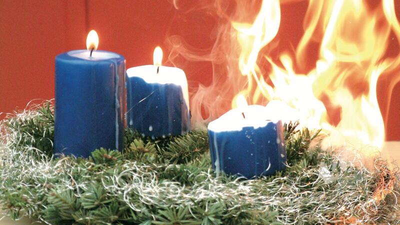 Adventskranz geht in Flammen auf - Das müssen Sie jetzt tun Brennender Adventskranz.