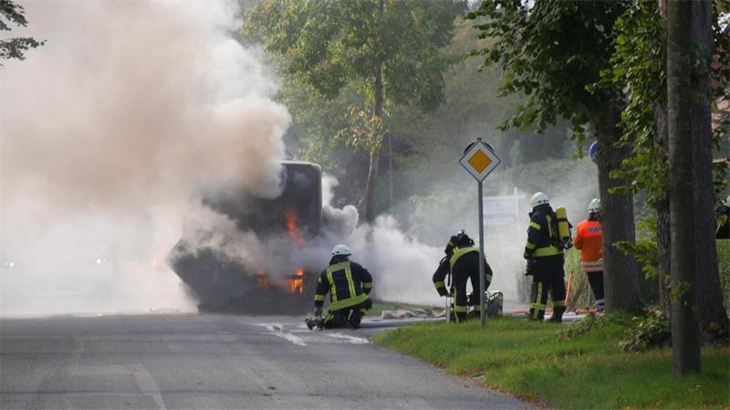 Brennender Bus in der Wingst: Beim Eintreffen der ersten Einsatzkräfte steht der hintere Teil des Busses bereits in Vollbrand.