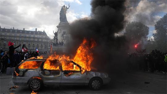 Brennendes Auto am landesweiten Protesttag auf der Place de la République in Paris.