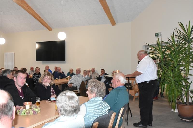 Im neuen Tafelhaus Wohlerst wird erstmals getafelt Brests ehrenamtlicher Bürgermeister Johann Höft hält eine kleine Rede zur Einweihung des Wohlerster Dorfgemeinschaftshauses. Fotos: Felsch