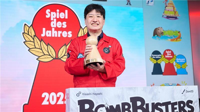 Zusammen zittern: „Bomb Busters“ ist „Spiel des Jahres“ 2025 Brettspielautor Hisashi Hayashi gewann mit „Bomb Busters“ die Auszeichnung „Spiel des Jahres“ 2025.