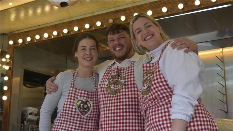 Neukloster feiert feucht-fröhlich Pfingstmarkt – mit besonderer Zeremonie Brezelverkäufer Adriana, Roberto und Laura.