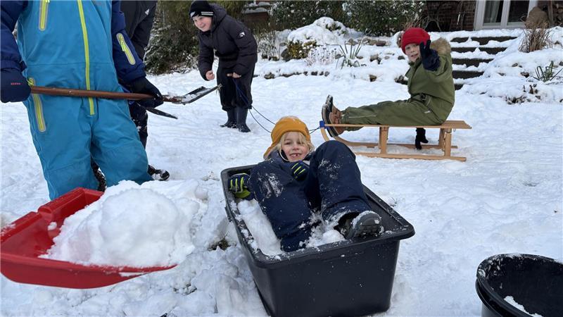 Brida, die jüngste Iglubauerin, hat Spaß bei der Arbeit.