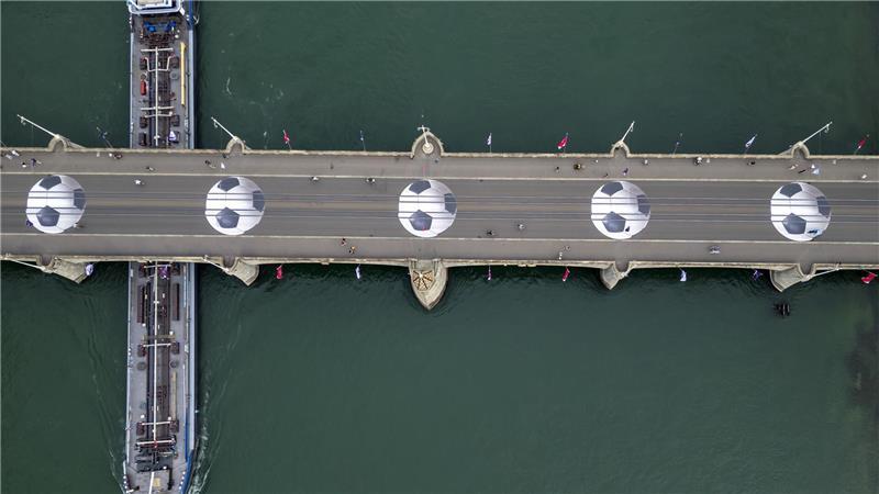 Bilder des Tages „Bridge Kick“ - Brücke zwischen Art Basel und Fußball-EM der Frauen
