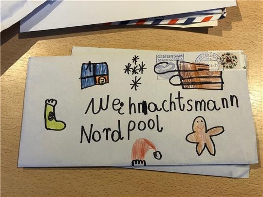 Briefe an Weihnachtsmann und Christkind treffen jetzt wieder tausendfach in Himmelpforten ein.