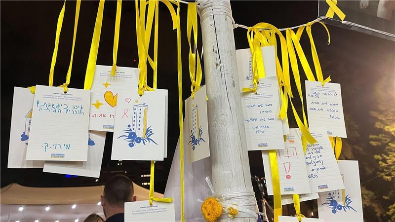 Briefe von Bürgern an die Geiseln hängen auf dem Platz der Geiseln.