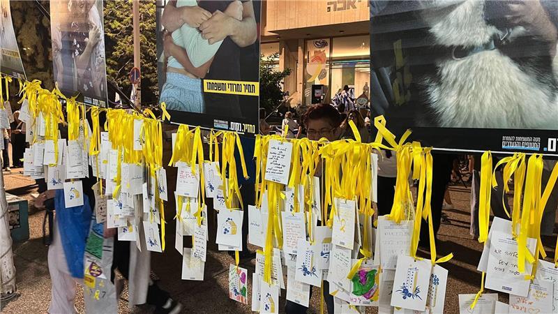 Briefe von Bürgern an die Geiseln hängen auf dem Platz der Geiseln.