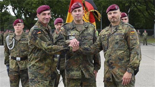 Brigadegeneral Markus Meyer (Mitte), Kommandeur der Luftlandebrigade 1 in Saarlouis, übergab das Kommando über die Seedorfer Luftlandebrigade 31 von Oberst Maik Münzner (rechts) an Oberstleutnant Ole Stephan (links).