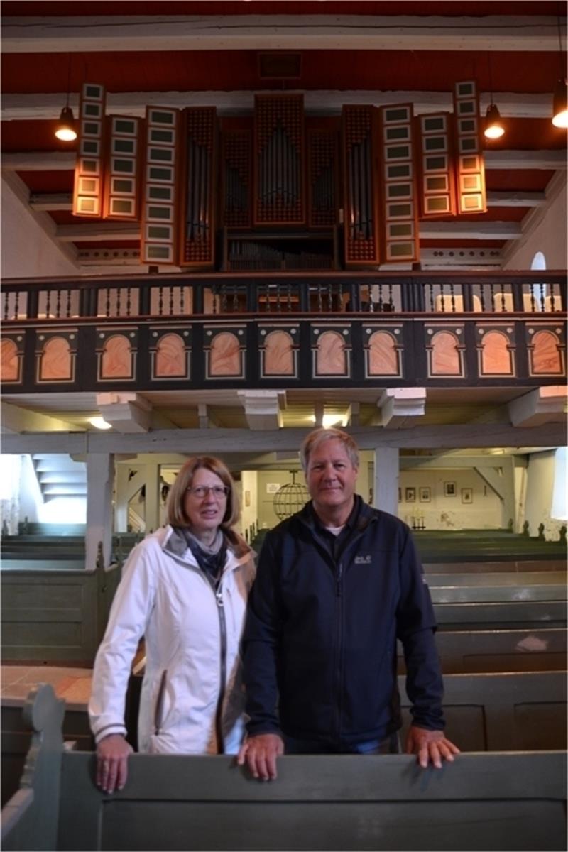 Brigitte Gröne und Rolf Brandt vom St.-Martin-Kirchenvorstand suchen für die Orgel musikalischen Nachwuchs. Foto: Helfferich