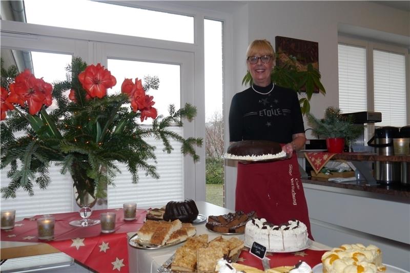 Brigitte Klindworth serviert monatlich mit ihren ehrenamtlichen Bäckern Kuchen und Torten im Café Süße Versuchung im Apenser Gemeindehaus. Foto: Reineke