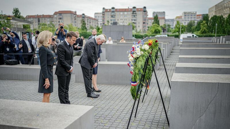 Brigitte Macron (l-r), Emmanuel Macron, Frank-Walter Steinmeier und Elke Büdenbender legen einen Kranz am Denkmal für ermordete Juden Europas nieder.