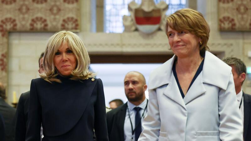 Brigitte Macron (l) und Elke Büdenbender, die Ehefrau des Bundespräsidenten, betreten den Festsaal im Rathaus Münster.