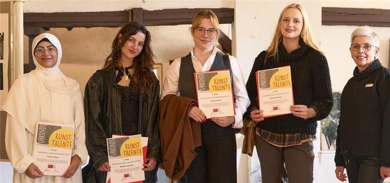 Das sind die frisch gekürten Kunsttalente aus dem Kreis Brigitte Scheibe (rechts) von der Alles-Gute-Stiftung überreichte die Auszeichnungen an (von links) Nawira Rajput, Natalia Pedernera, die Freundin vom verhinderten Preisträger Leon Meyburg und Mathilde Brakel.