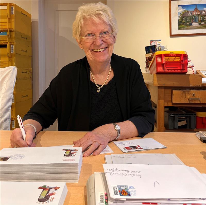 Brigitte Schulz kümmert sich im Team der Ehrenamtlichen um manchmal traurige Weihnachtspost.