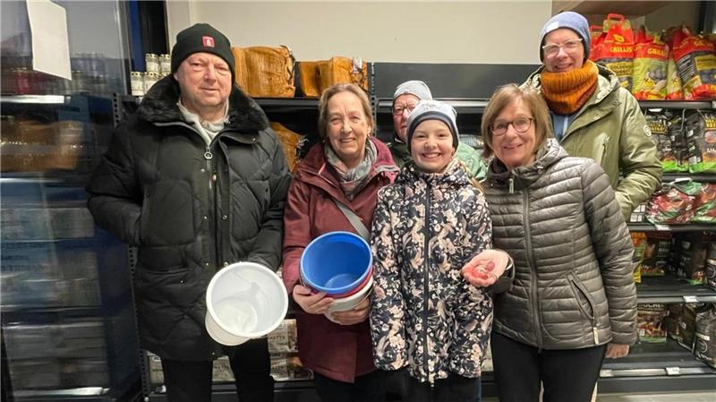 Brigitte Stelling (rechts) hatte Glück: Sie hat die letzten Glücksschweine in Dollern bekommen.