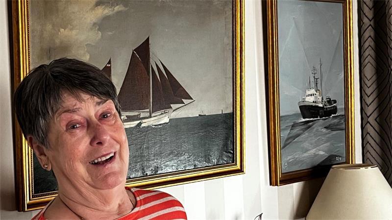 Beach-Life, Party, Oldtimer: Zum Abschied gibt Krautsand alles Brigitte Wolters Wohnzimmer zieren Ölgemälde von Schiffen mit Familienbezug.