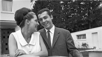 Brigitte und Franz Beckenbauer 1966 als frischgebackenes Ehepaar vor ihrem Haus in München-Solln. Die erste Frau des Kaisers starb 2021.