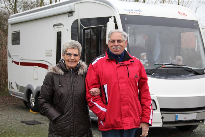 Brigitte und Otto Rabenberg aus Aurich machen mit dem Wohnmobil Urlaub in Stade.
