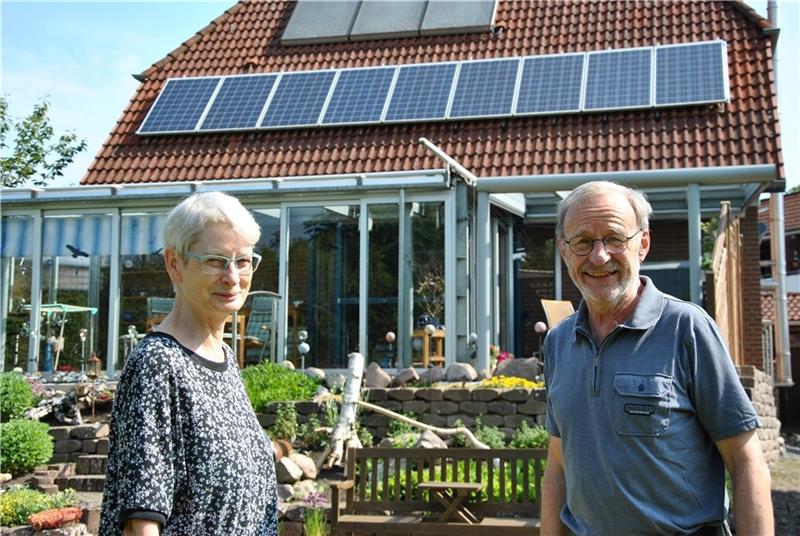 Brigitte und Wolfgang Tharann produzieren Ökostrom für den Eigenbedarf : Neun Solarmodule zur Stromerzeugung liegen seit mehr als 20 Jahren unter der Brauchwasseranlage auf dem Schrägdach ihres Wohnhauses in Horneburg, jetzt wird der Solars