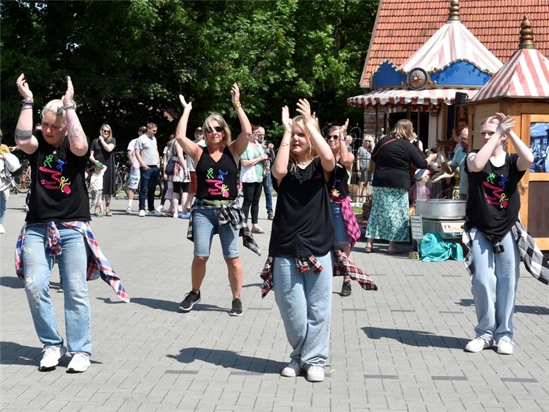 Bringen Schwung in das Dorffest: Die Mädels der Tanzgruppe des VfL Kutenholz legen eine heiße Sohle hin und ziehen mit ihrer Choreografie die Blicke auf sich. Fotos: Felsch